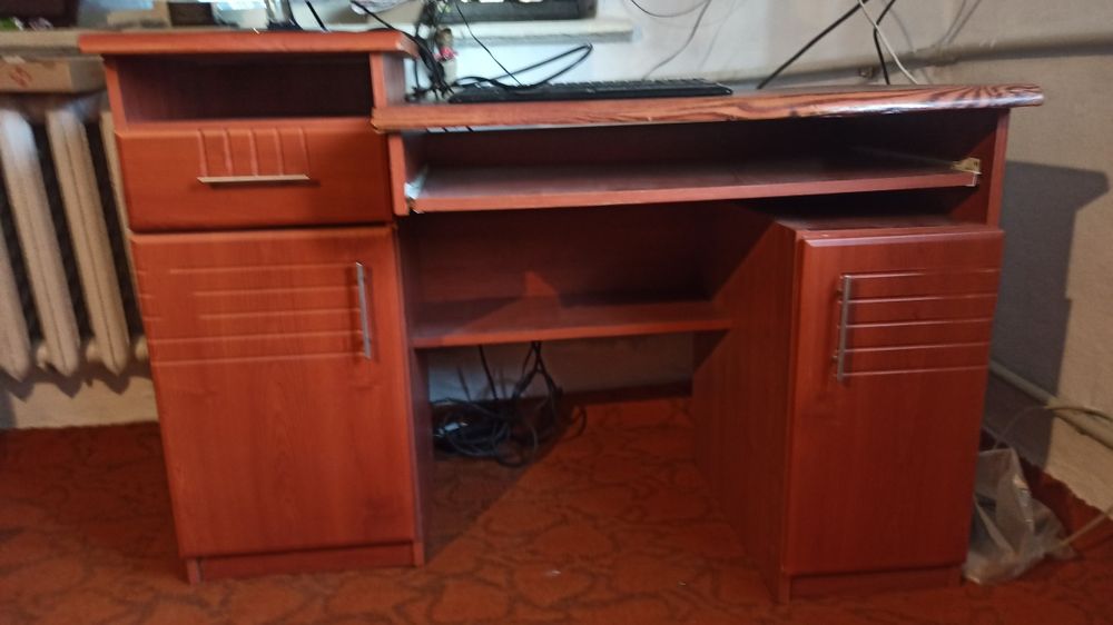 Стіл комп'ютерний кльовий