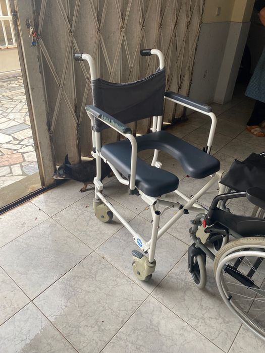 Vendo cadeira de rodas e cadeira de banho/ sanita