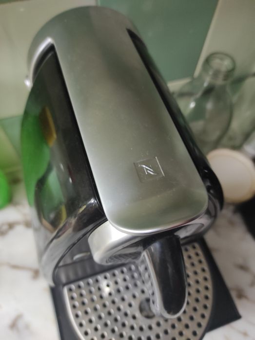 Máquina nespresso e prateleira de cápsulas