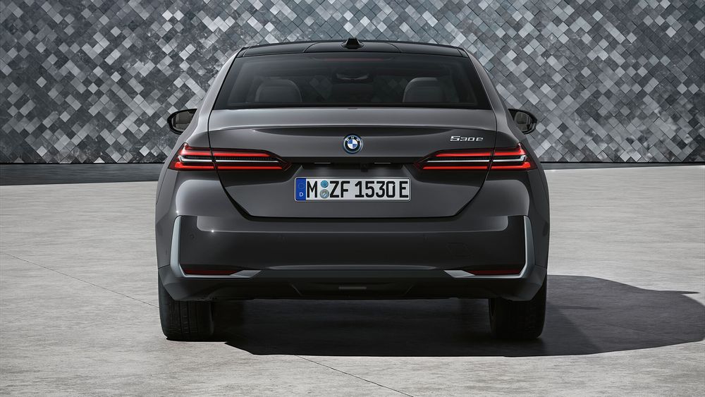 BMW Seria 5 Sedan 2023 grafitowy od tyłu