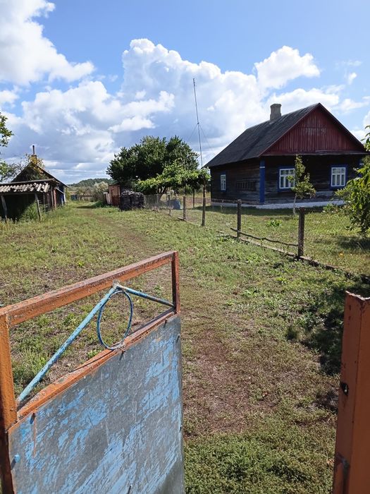 Продаєтся будинок з господарськими будівлями. с.Колки