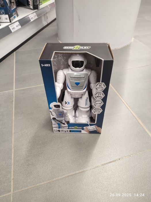 Nowy biały zdalnie sterowany robot z pilotem