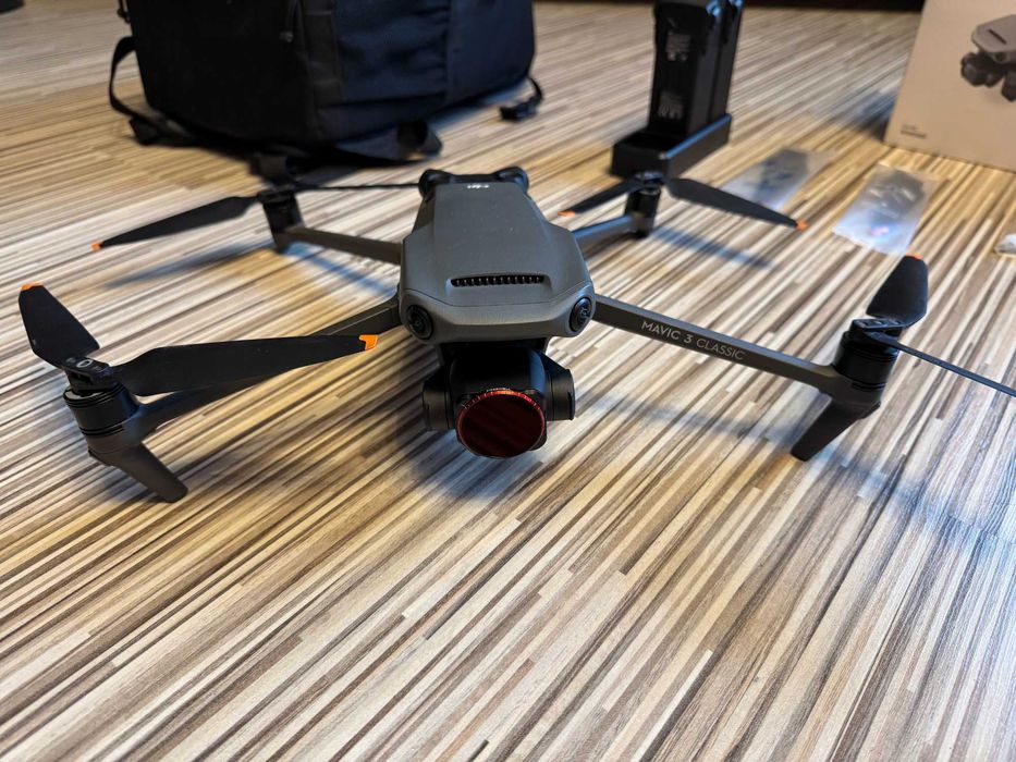 Dron DJI Mavic 3 Classic z akcesoriami.