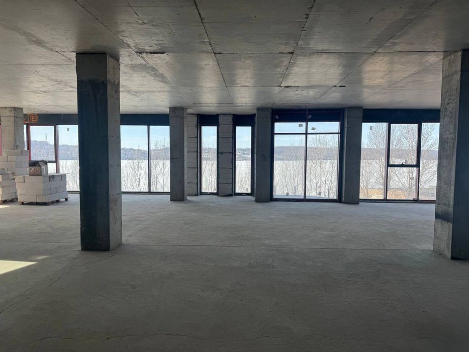 Продаж окремого комерційного поверху 270 м² із видом на став, вул. Білецька