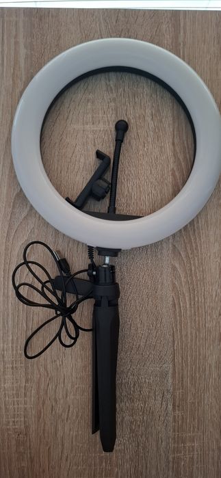 Lampa pierścienowa LED 26 cm, posiada stojak oraz uchwyt na telefon. Regulowane światło