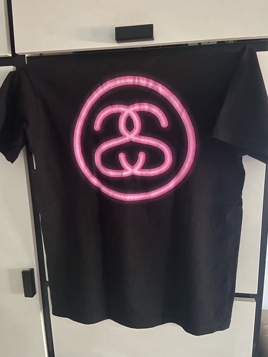 Koszulka kultowej firmy stussy .