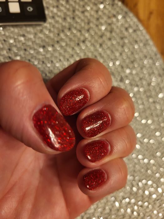 Wykonuje manicure tytanowy