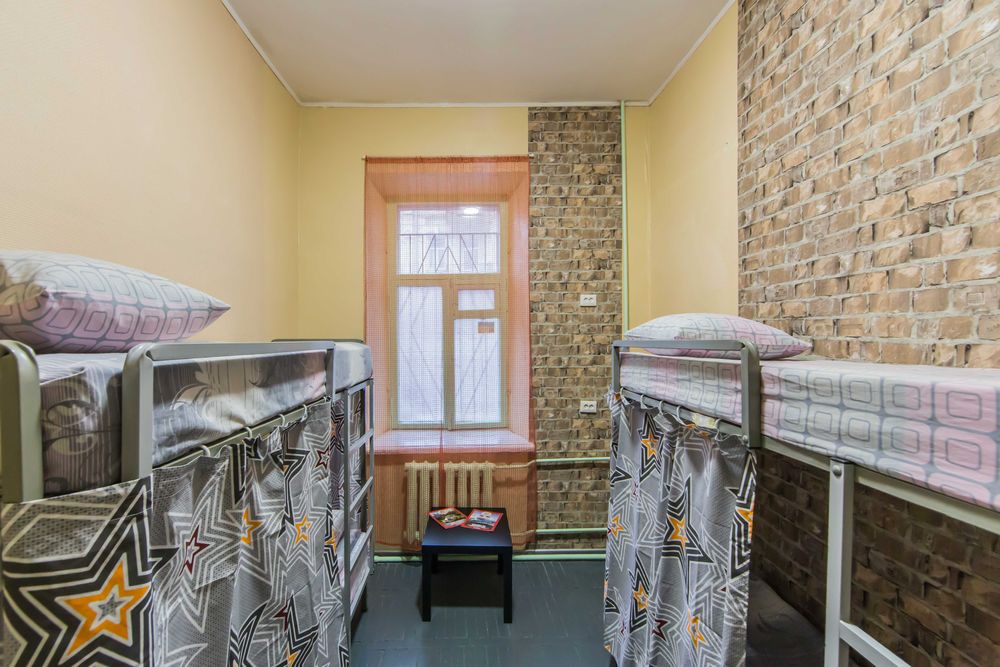 Місце в гуртожитку метро Лук'янівська!Перший поверх, хостел зі світлом