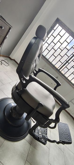 Cadeira de barbeiro  nova ,comprada e usada 3 meses ,sem danos  .
