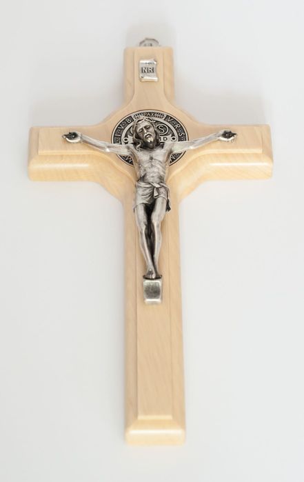 Krzyż drewniany jasny brąz św Benedykta wys 21 x 11,5 cm