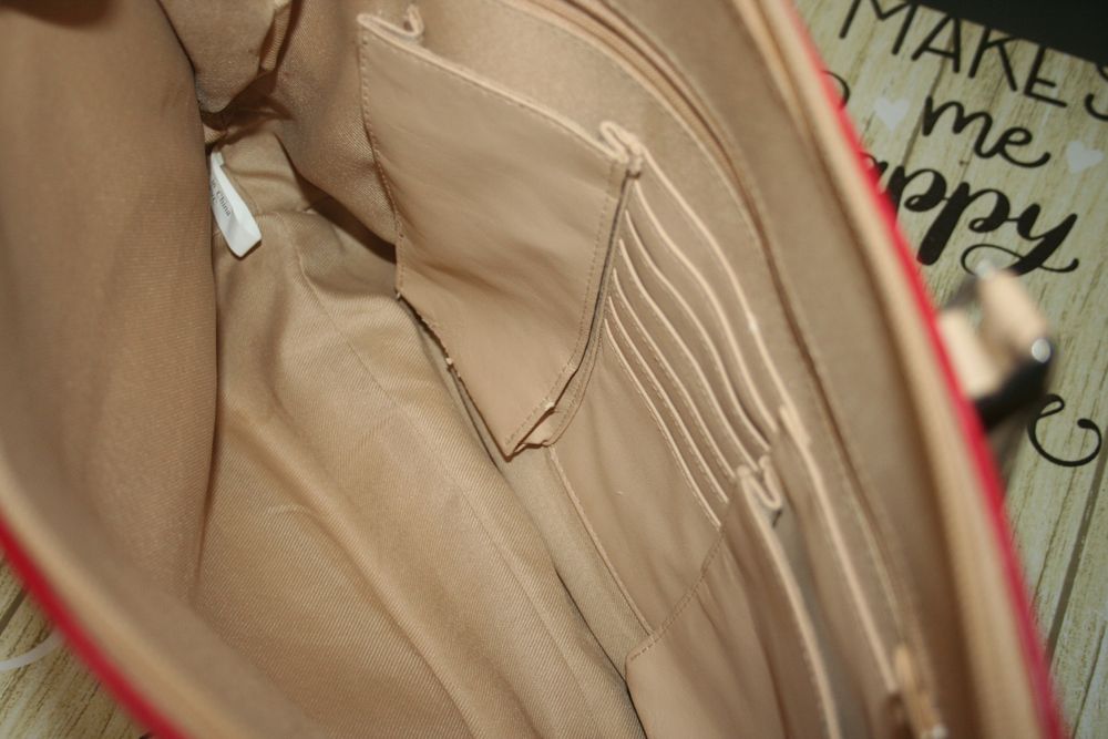 Bolsa vermelha e creme