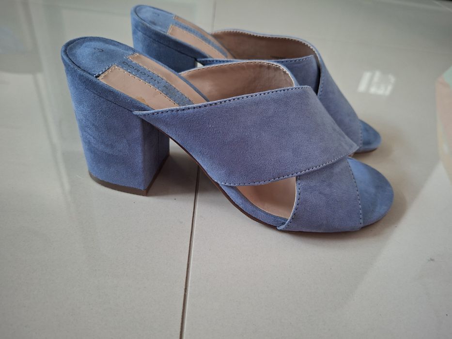 Klapki na obcasie, sandały