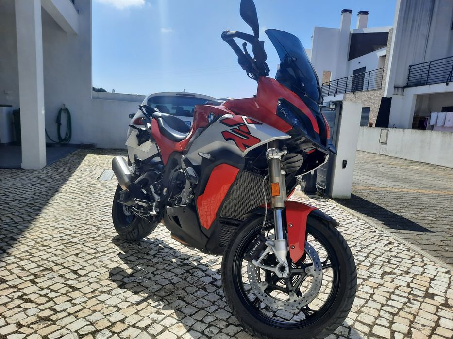 BMW S1000XR com linha de escape direta