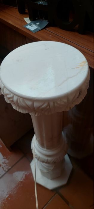 Coluna de pedra com luz