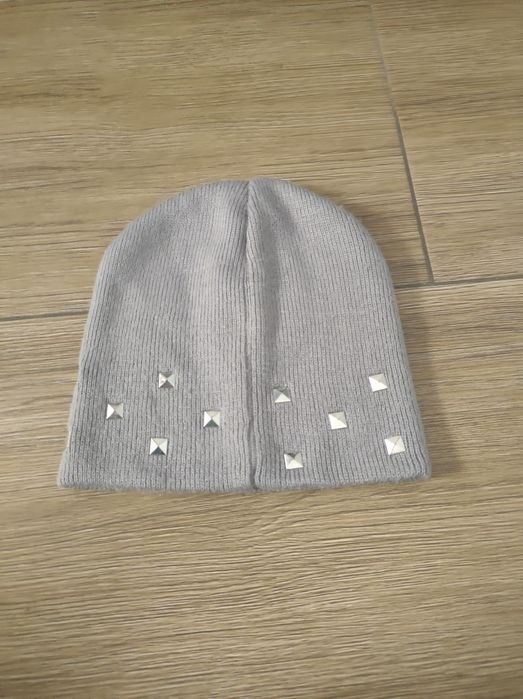 Czapka ćwieki szara