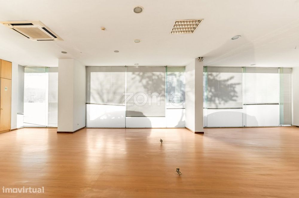 Loja Comercial com Excelente Montra e Localização em Valongo