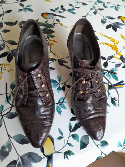 Sapatos pretos em pele e camurça e castanhos em pele com cordões