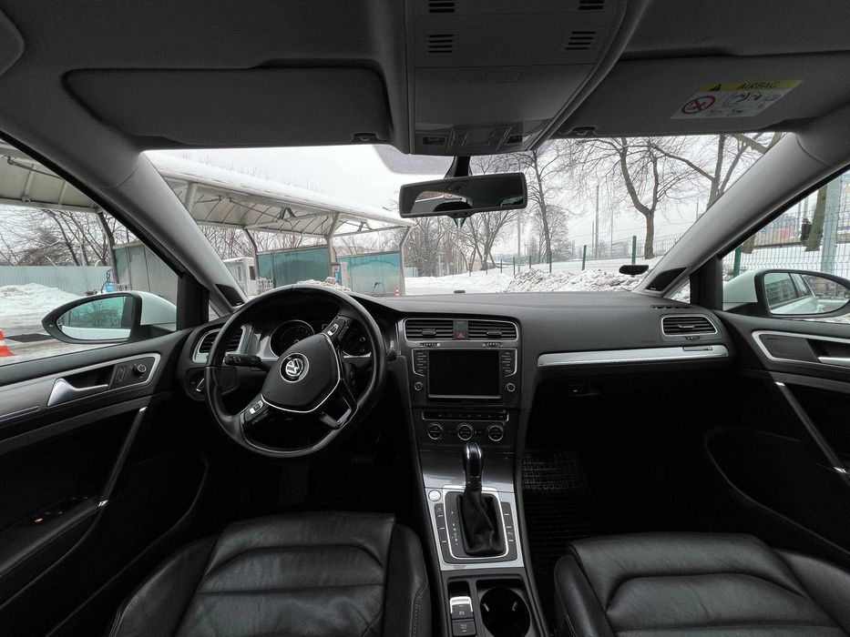 Оренда електромобіля Volkswagen e-Golf Highline