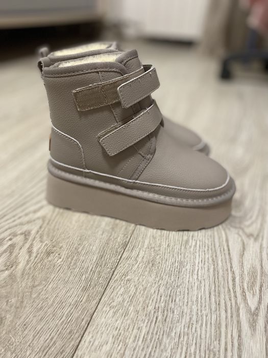 Угги шкіряні.