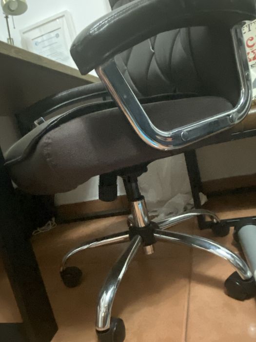 Secretaria robusta e cadeira