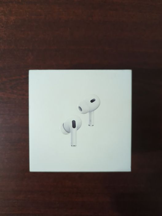 Коробка від AirPods Pro