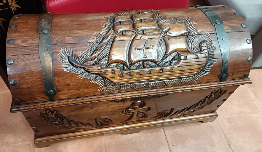 Arca madeira relevo motivos náuticos