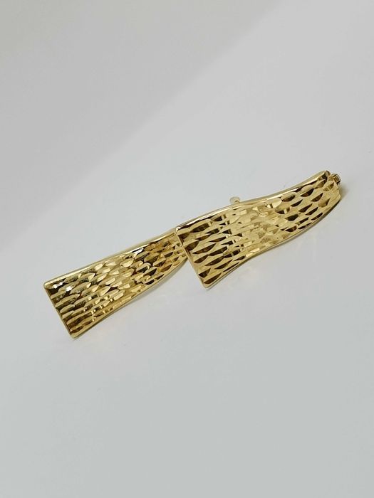 Nowe złote kolczyki repusowane.