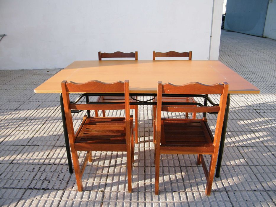 Mesa e cadeiras em ótimo estado.