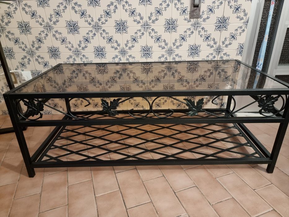 Mesa de centro em ferro forjado com tampo de vidro