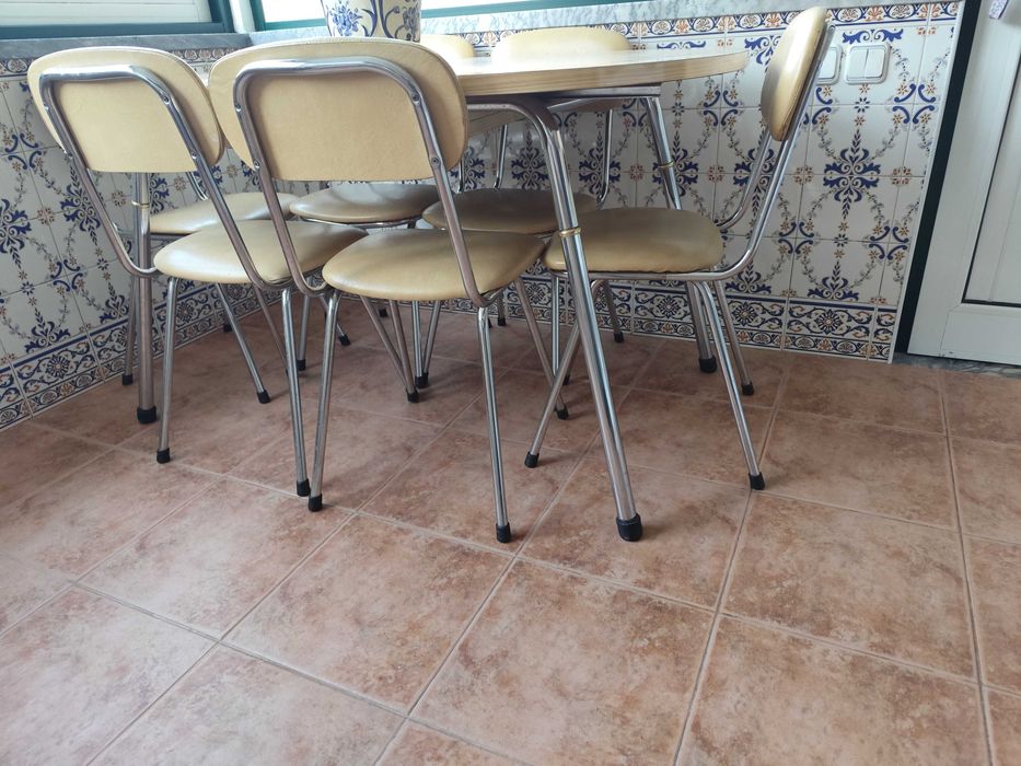 Vende-se mesa oval extensível com 6 cadeiras incluídas.