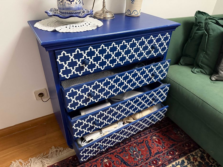 Comoda em madeira no tom azul com detalhes em branco.