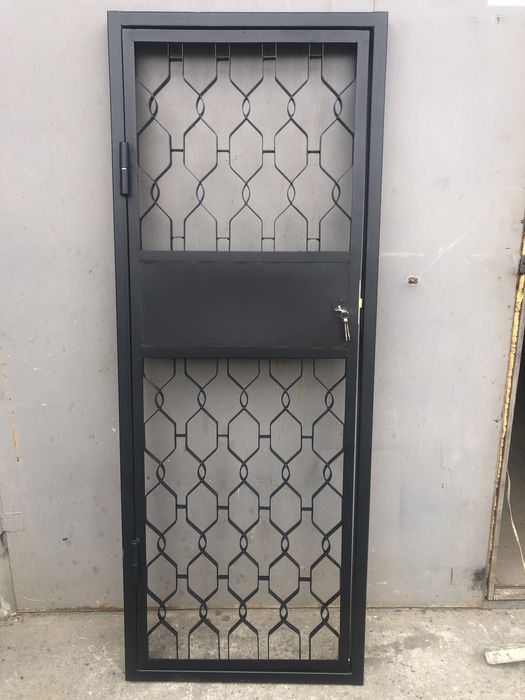 Двері в підвал технічні кладовку металеві з замком.