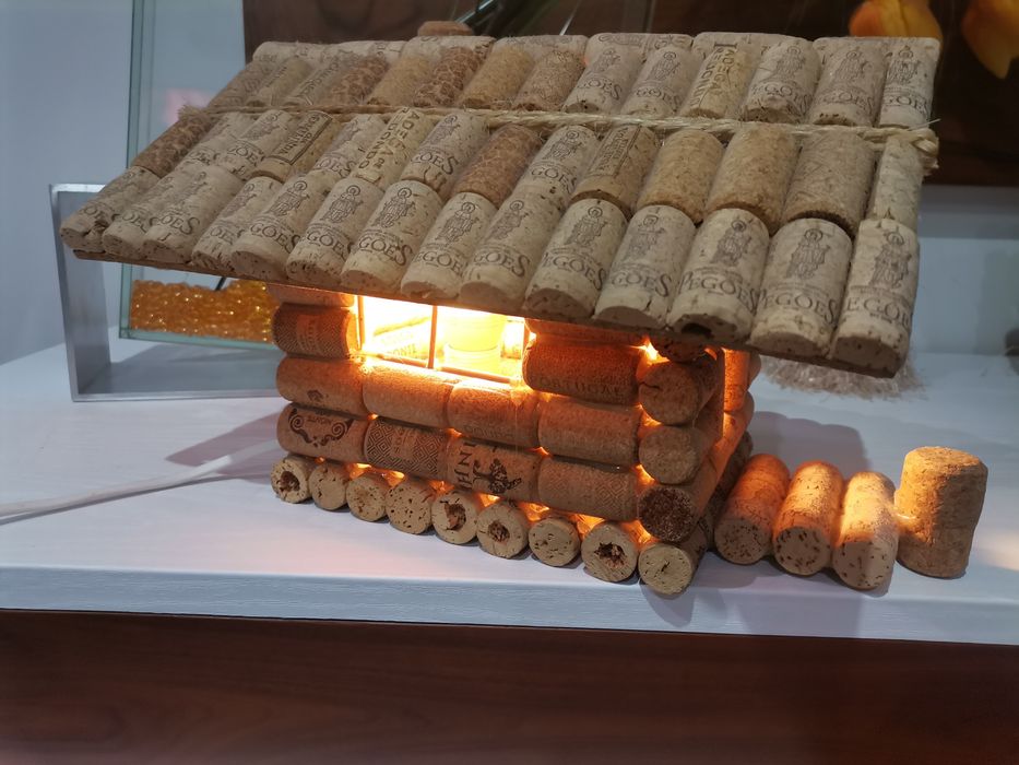 Casinha rústica e candeeiro