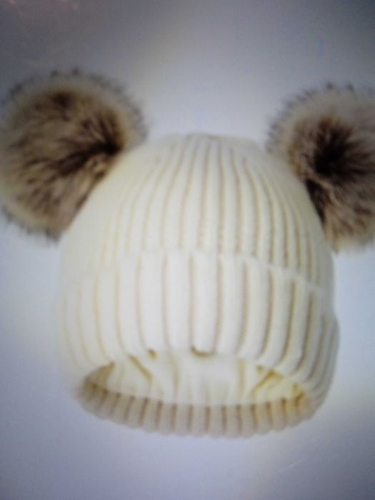 Biała czapka zimowa z pomponami na polarze
