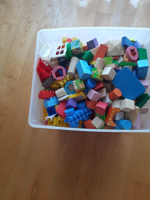 Pudlo klocków plastikowych i drewnianych