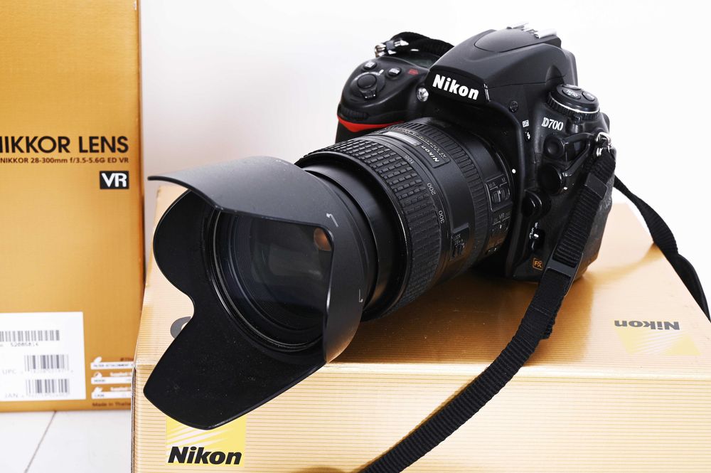 Máquina Nikon D 700 com Objetiva Nikon 28/300mm