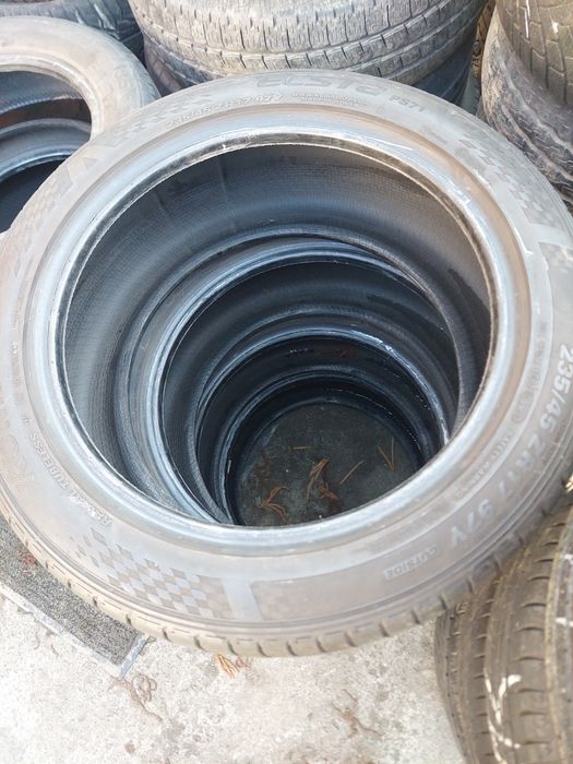 Продаються шини  235/45 R 17 . 97 Y.