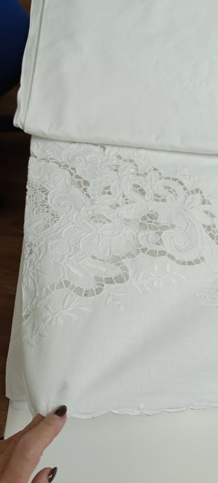 Toalha branca de mesa bordada à mão