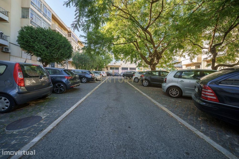Apartamento T2 Renovado com Varanda e Arrecadação em São João da Talha