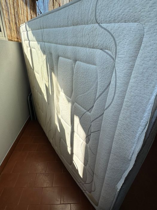 Vendo Cama e colchões
