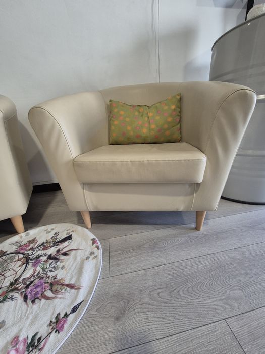 Cadeirões bejes como novos