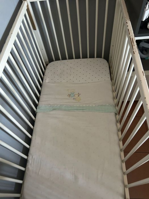 Berço de bebê com colchão incluído