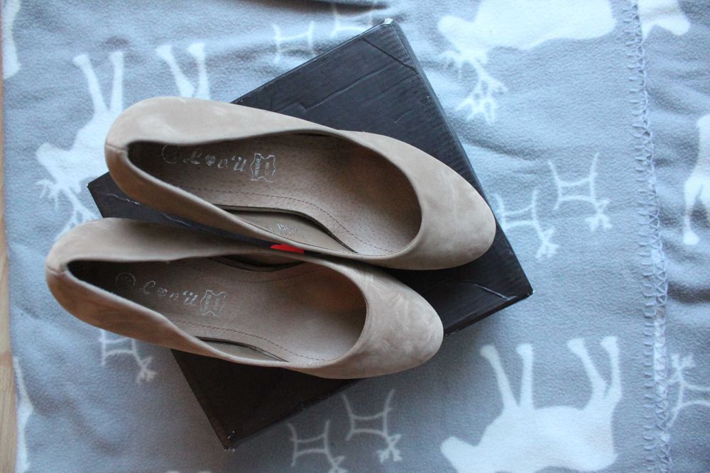 Beżowe buty na obcasie platforma czółenka Lovit 38