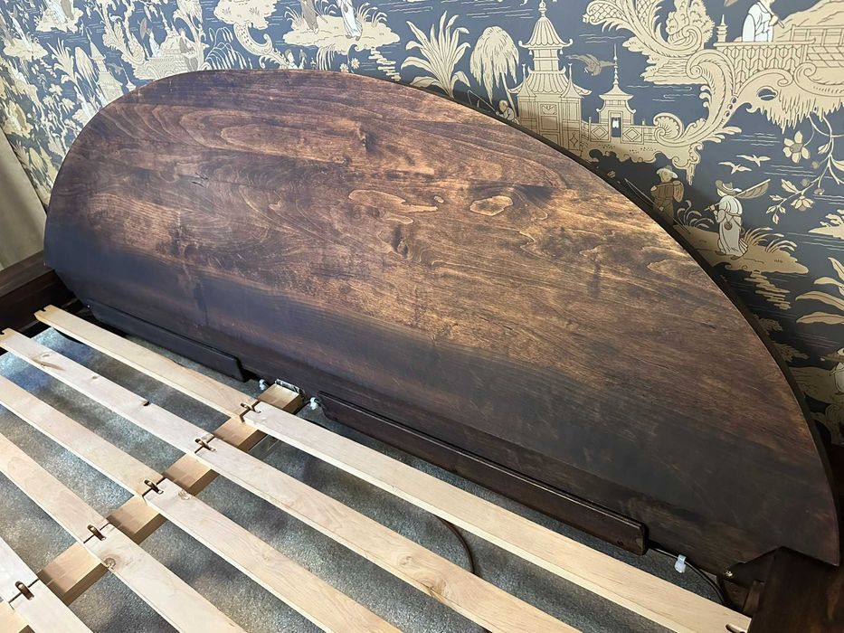 Kolonialna sypialnia: Łóżko, szafki, skrzynia, lampki