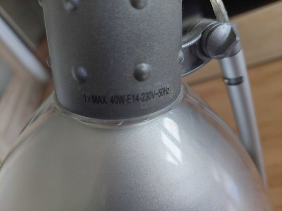 Srebrna lampa na biurko