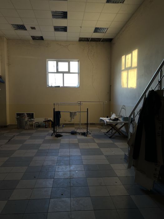 Продаж приміщення з земельною ділянкою в Новоселиці