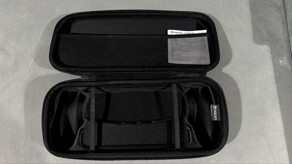 Playstation  Portal, com bolsa e pelicula no ecrã