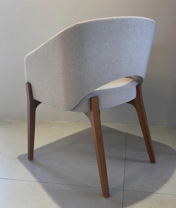 Krzesło fotel Tonon Libra tkanina beż nogi orzech RABAT - 50%