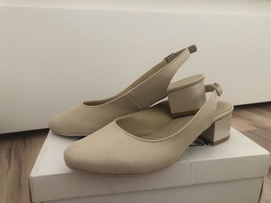 Buty beżowe na obcasie