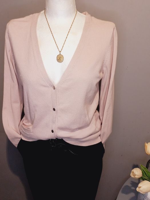 Swetrek na guziki pudrowy róż M